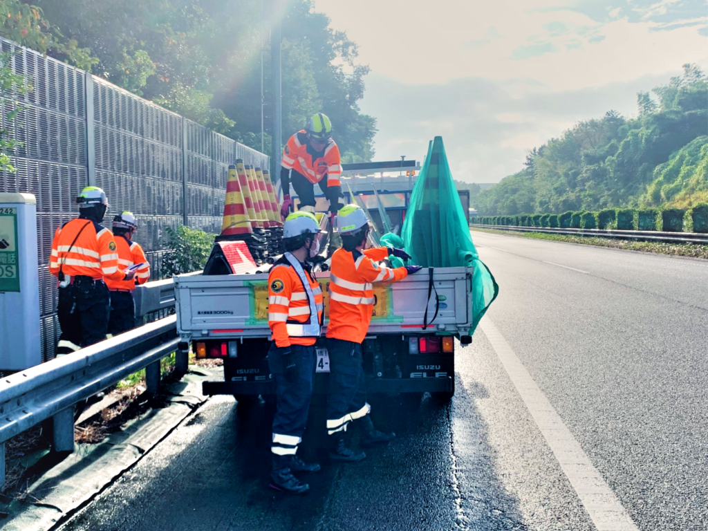 高速の道路の規制中