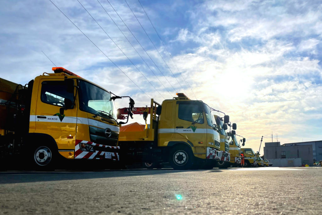 トラックが並んだ画像